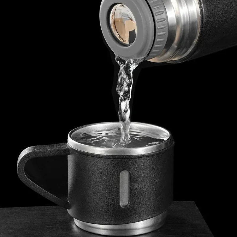Thermosflasche mit Becher