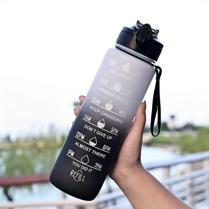 Trinkflasche mit Strohhalm