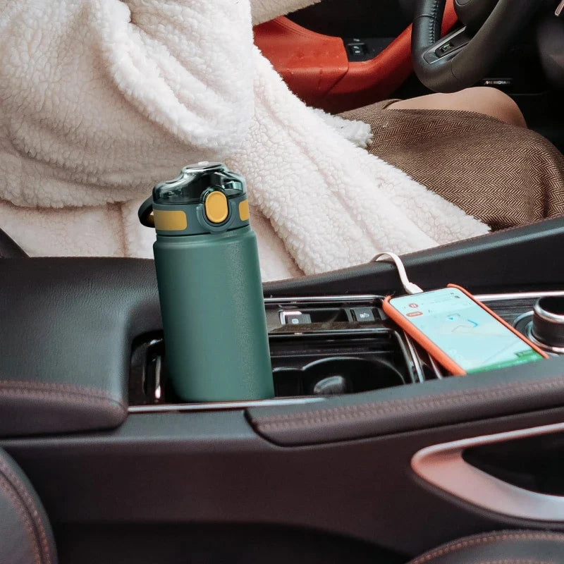 Isolierte Trinkflasche mit integriertem Strohhalm