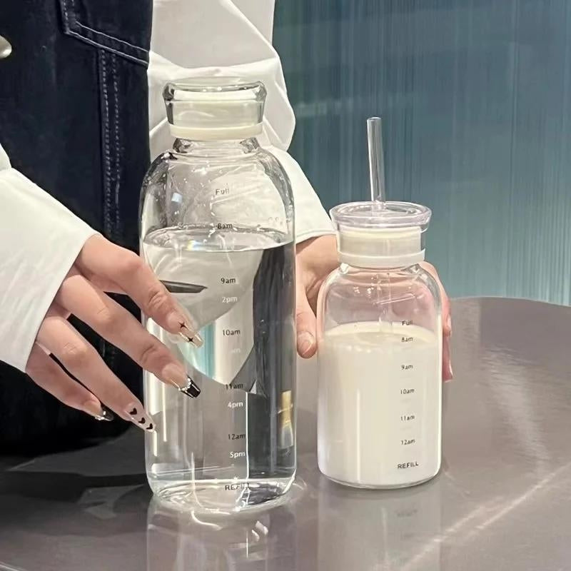 Bouteille avec paille destinée à l’eau en verre
