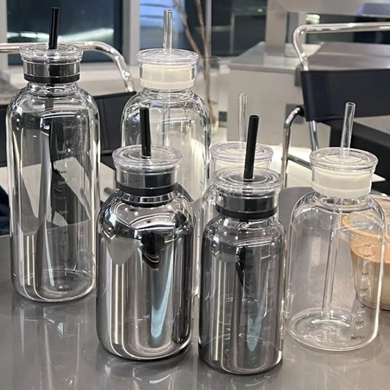 Glas-Trinkflasche mit Strohhalm