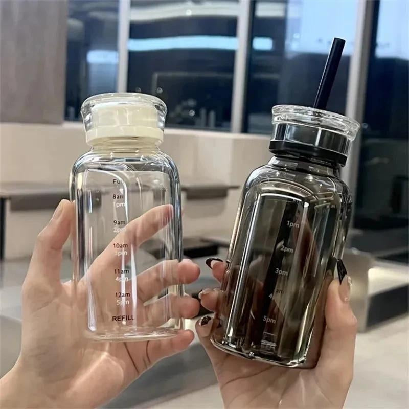 Bouteille d’eau avec paille en verre