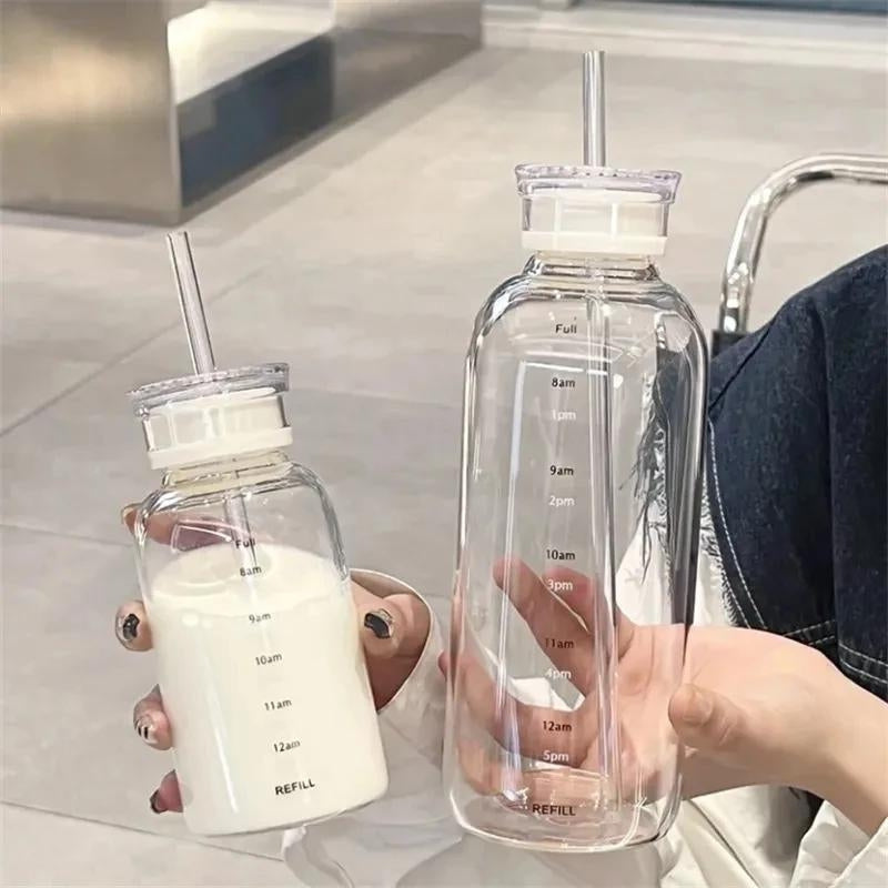 Bouteille en verre équipée d’une paille pour l’eau