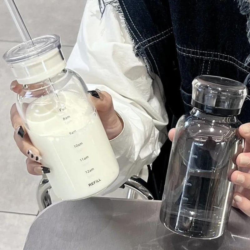 Bouteille en verre pour eau avec paille