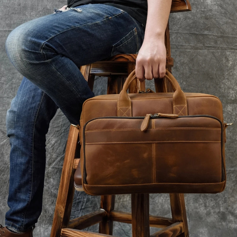 Sac de voyage en cuir porté