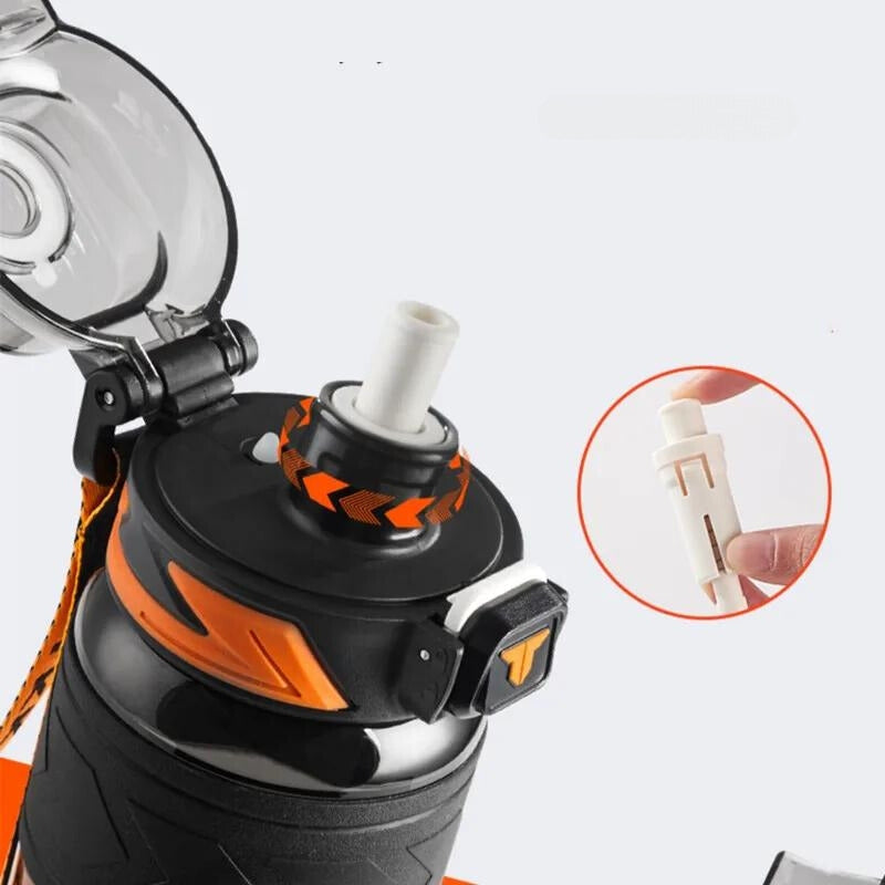 Trinkflasche mit integriertem Strohhalm