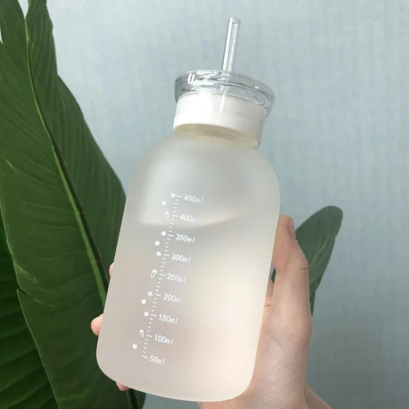 Gourde de verre munie d’une paille