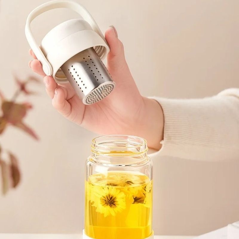 Gourde en verre munie d’un infuseur