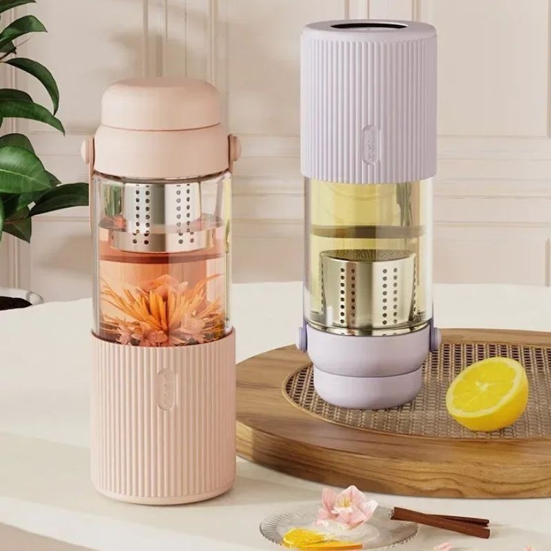 Gourde en verre pourvue d’un infuseur