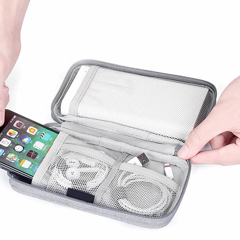 Pochette pour câbles et chargeurs en voyage