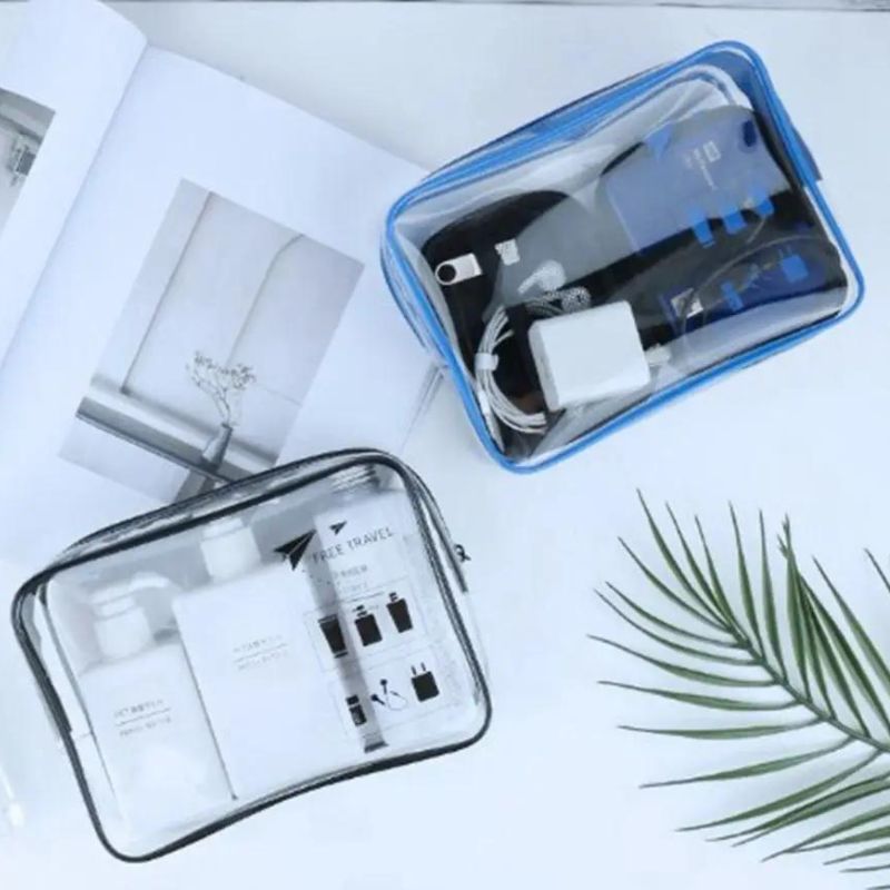 Trousse en matière plastique pour voyager